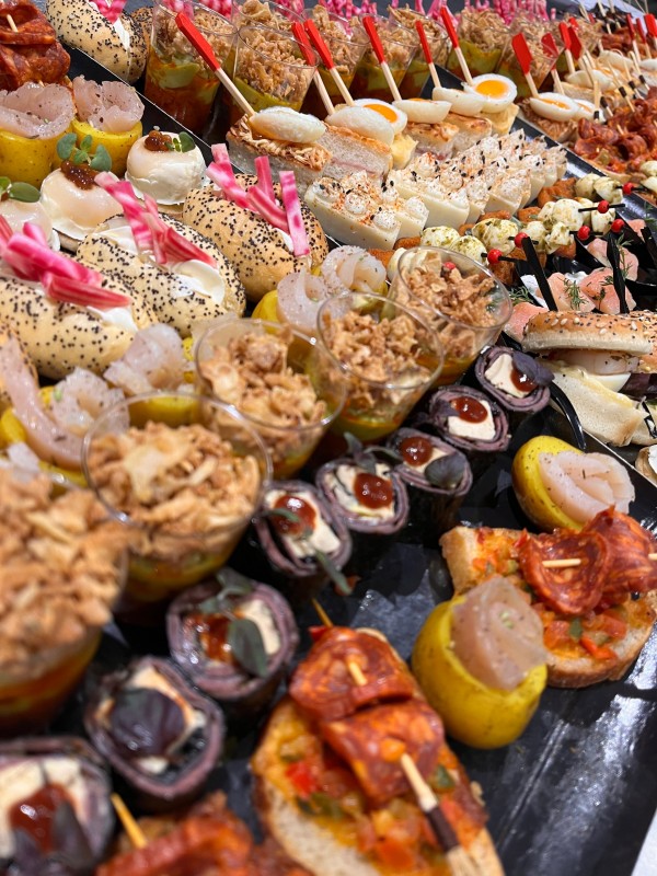 Assortiment de canapés pour cocktail dinatoire bordeaux