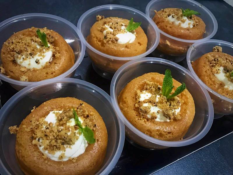 Le baba au rhum, crème fouettée à la vanille et curable de noisettes