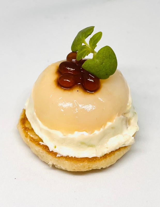 Le dôme de Saint-Jacques au combava et blinis