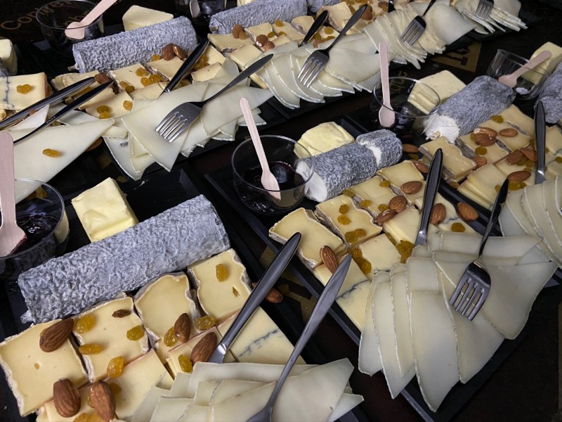 Plateau de fromages sur table pour repas de Mariage à Aubie et Espessas